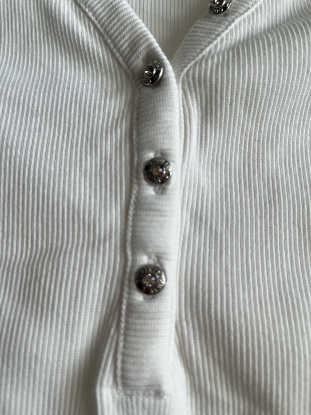 Guess White V-Neck Short-Sleeve Ribbed Henley Tee with Crystal Buttons Small - Picture 4 of 6